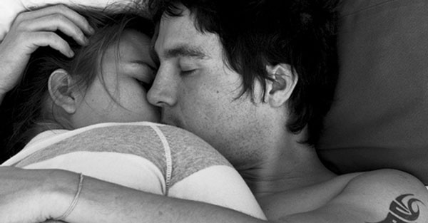 Tâm lý đàn ông khi yêu thật lòng thường ôm bạn khi thức dậy
