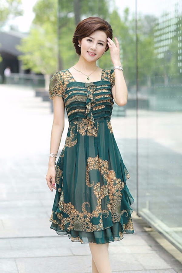 Các mẫu váy trung niên với gam màu xanh rêu kết hợp họa tiết đang được phái đẹp yêu thích